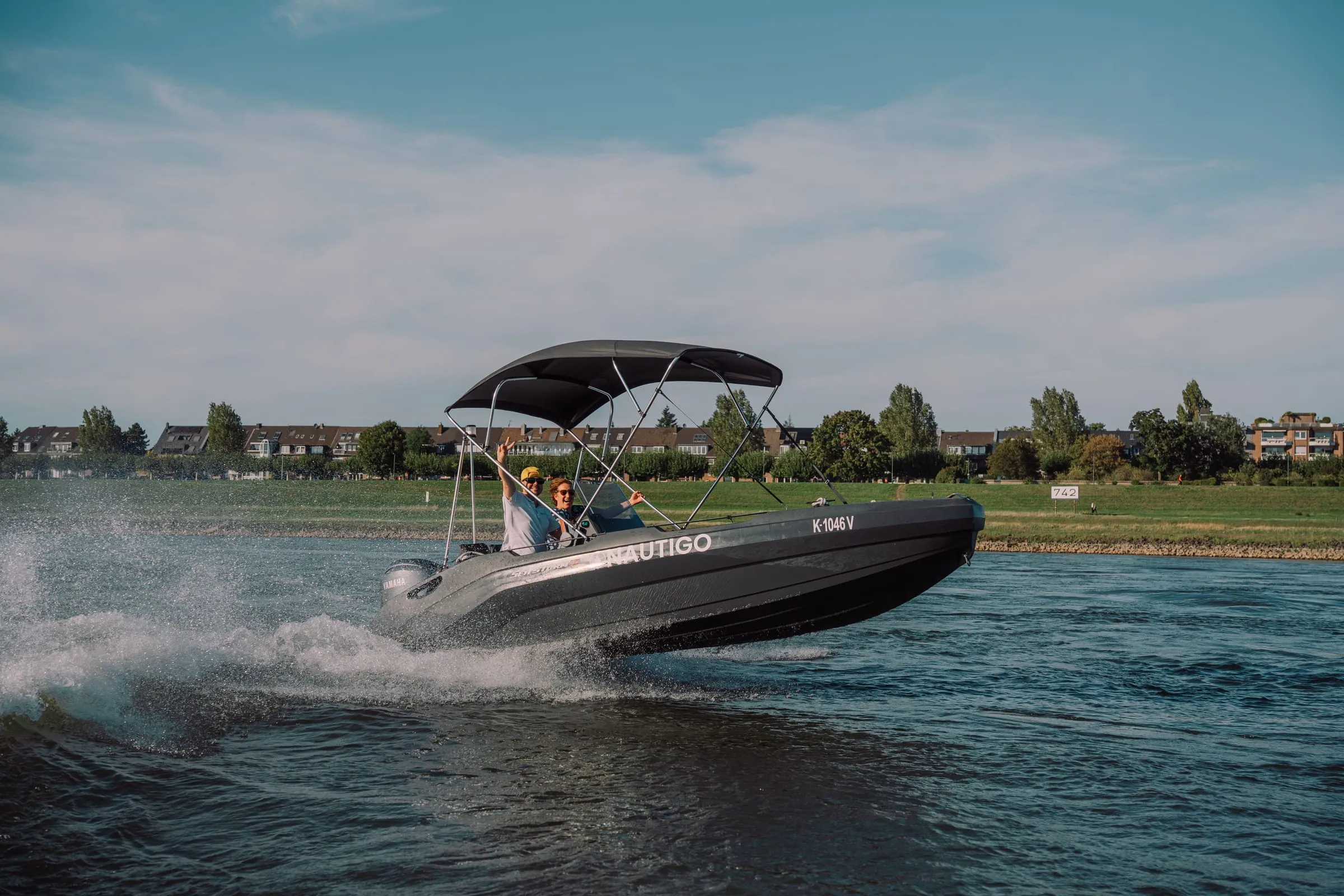HDPE-Motorboot SeaStorm 17 in Dreiviertelansicht von schräg vorne über dem Wasser