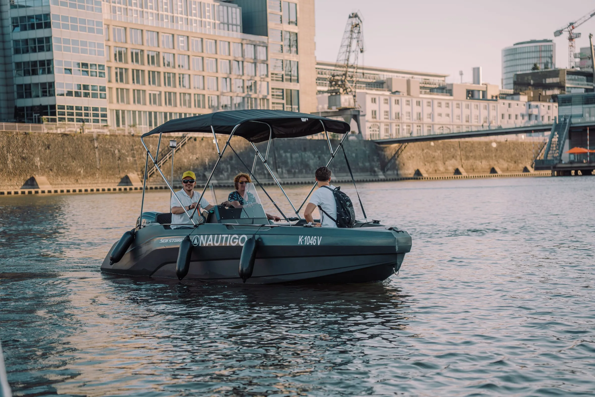 SeaStorm 17 im Düsseldorfer Medienhafen mit Crew an Bord