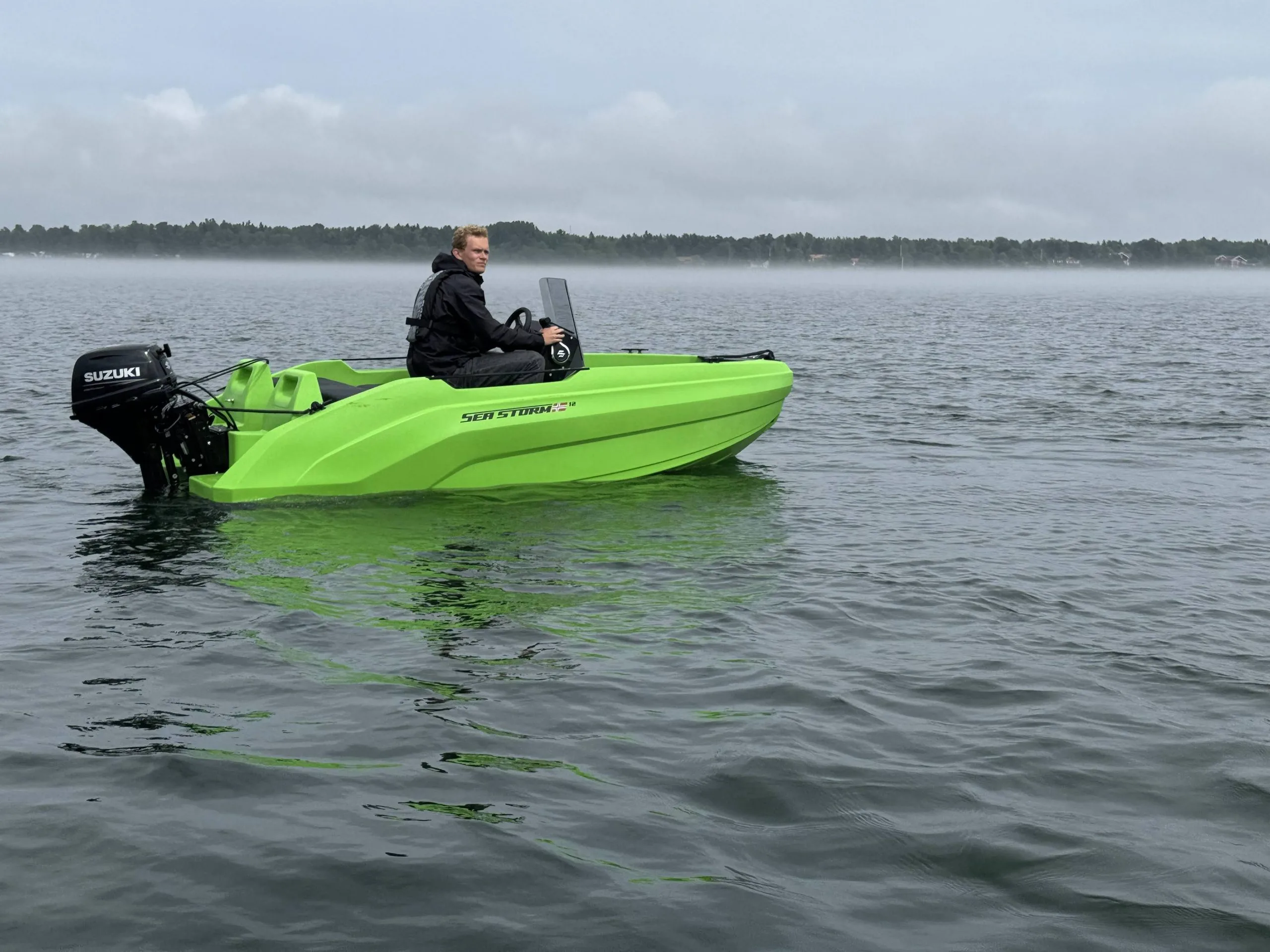 SeaStorm 12 HDPE Advantage – Seitenansicht