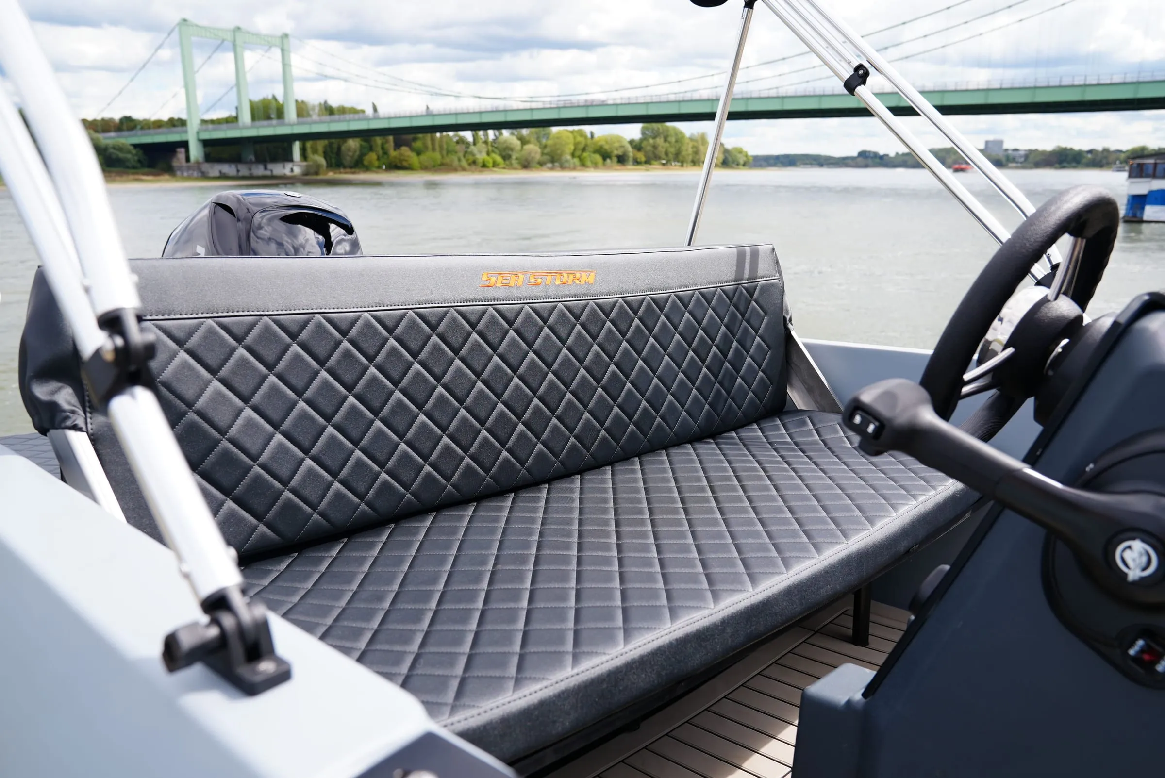 Cockpit der SeaStorm 13s mit Steuerstand und Sitzbank