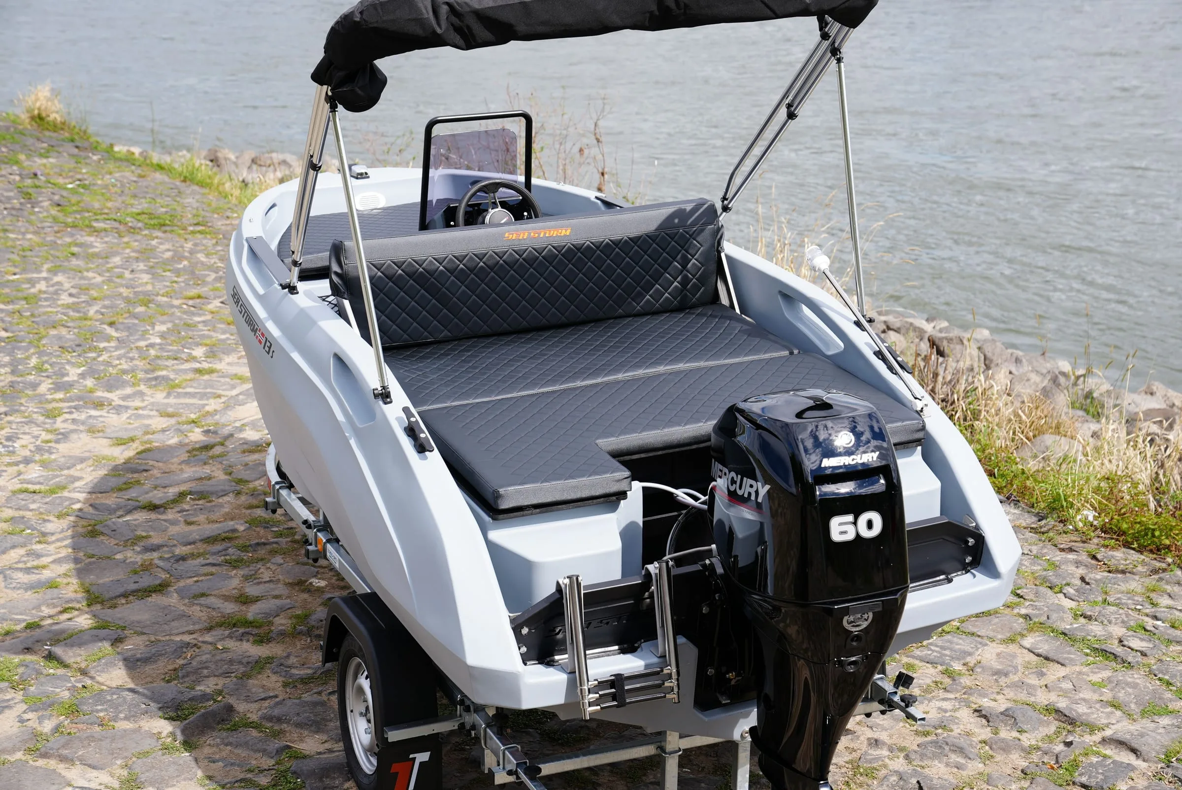 Heck der SeaStorm 13s mit Mercury F60 und Sonnenliege
