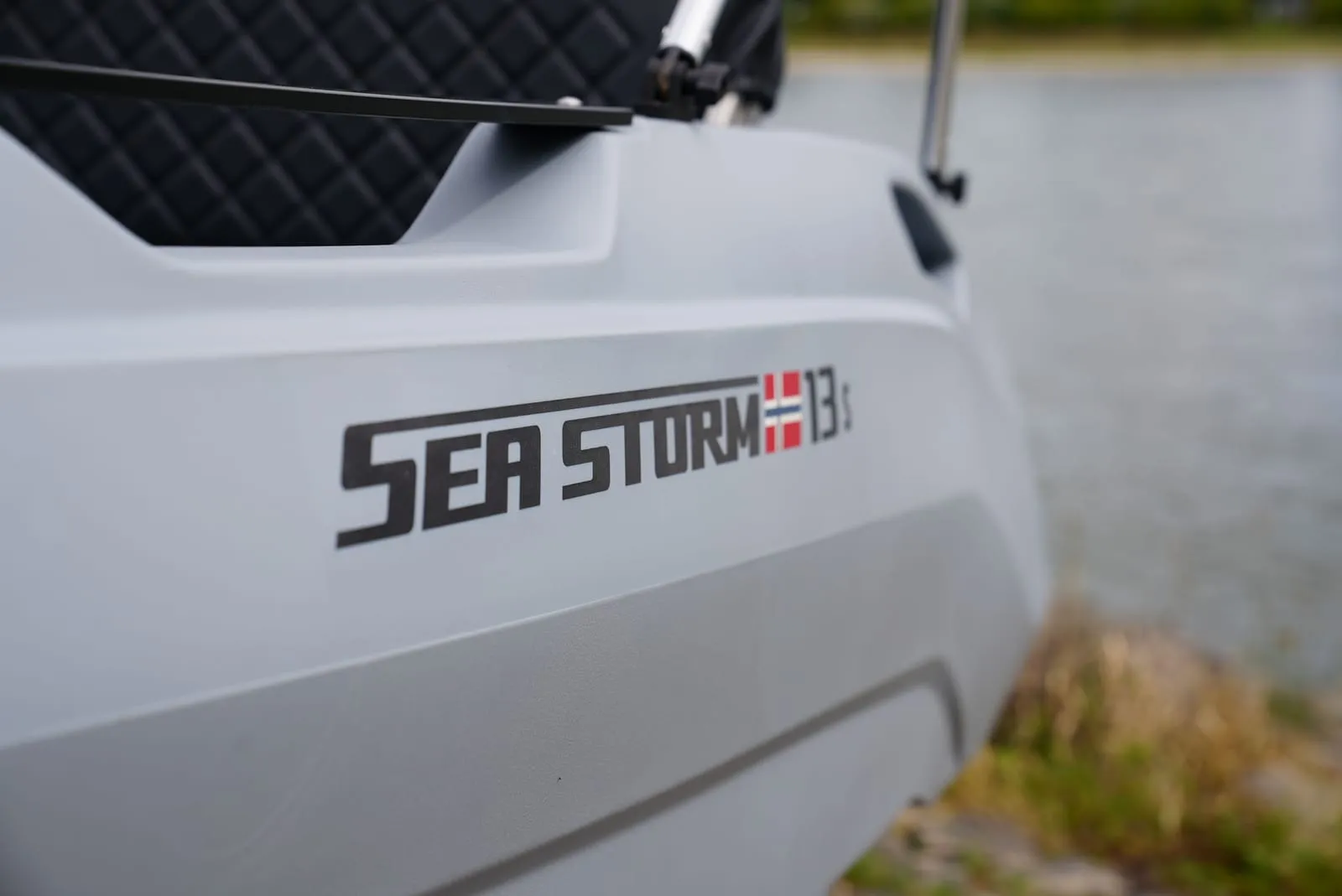 Rumpfschriftzug SeaStorm 13s in Nahaufnahme