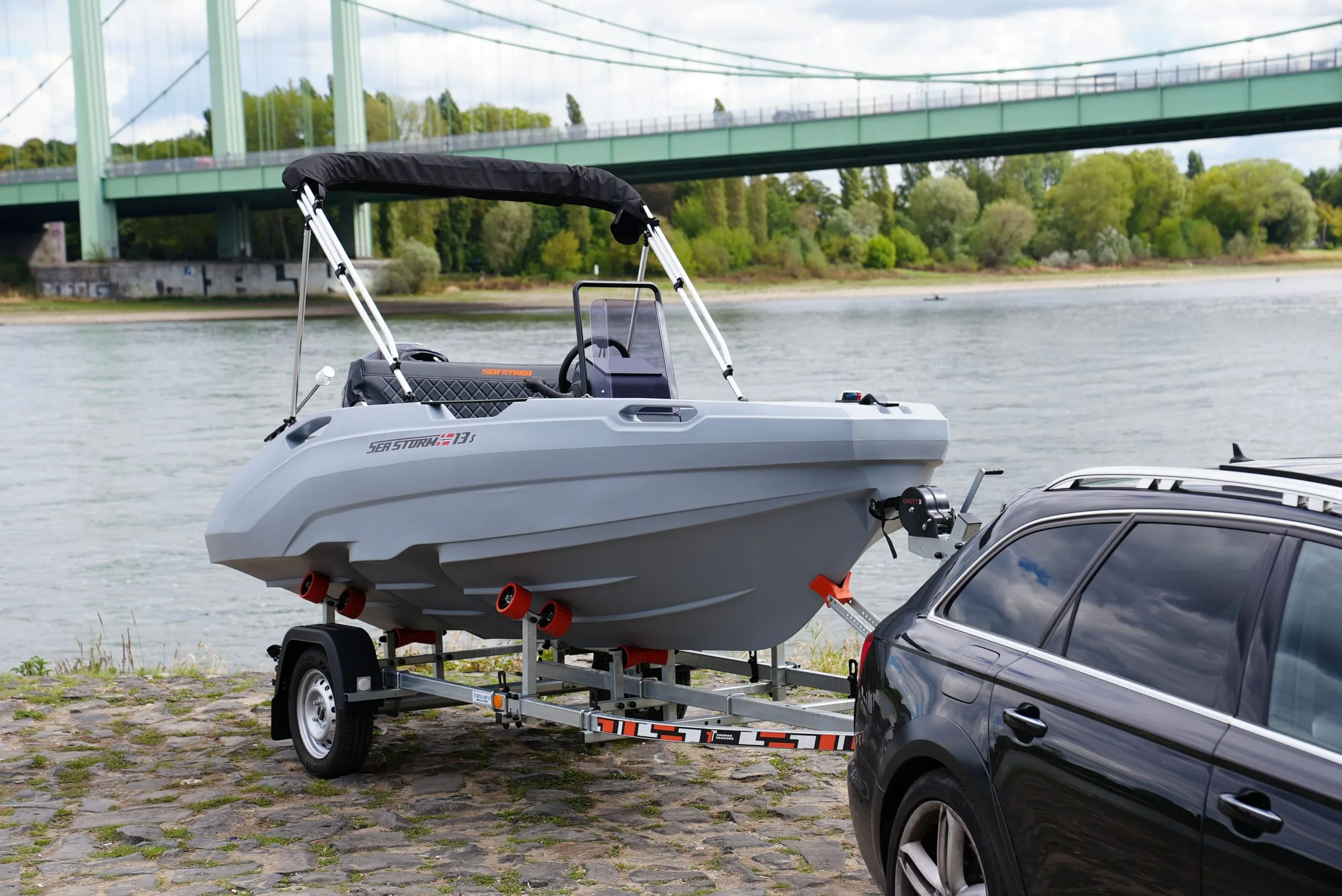 SeaStorm 13s auf dem Trailer am Rhein vor der Rodenkirchener Brücke