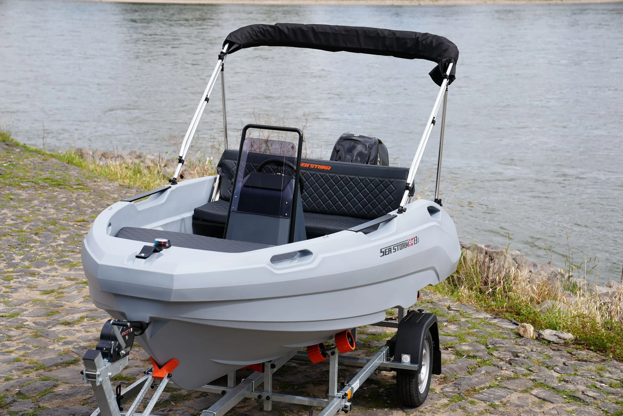 SeaStorm 13s schräg von vorne mit Bimini-Verdeck