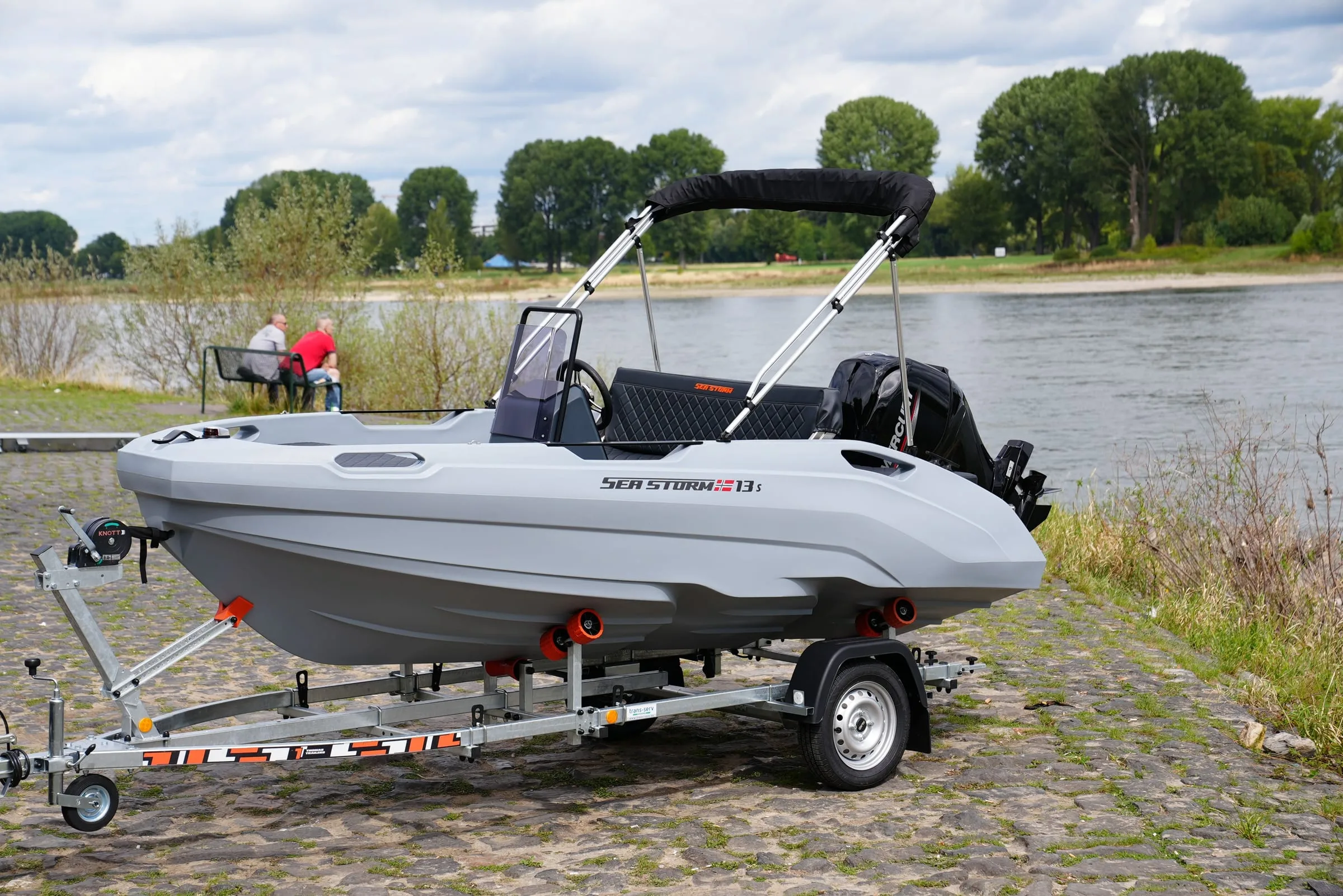 SeaStorm 13s komplett auf dem Trailer am Rheinufer