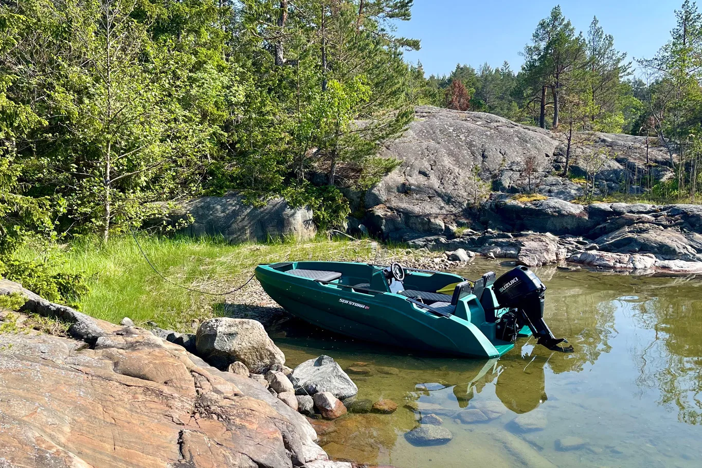 SeaStorm 14 HDPE Advantage – an der Felsküste