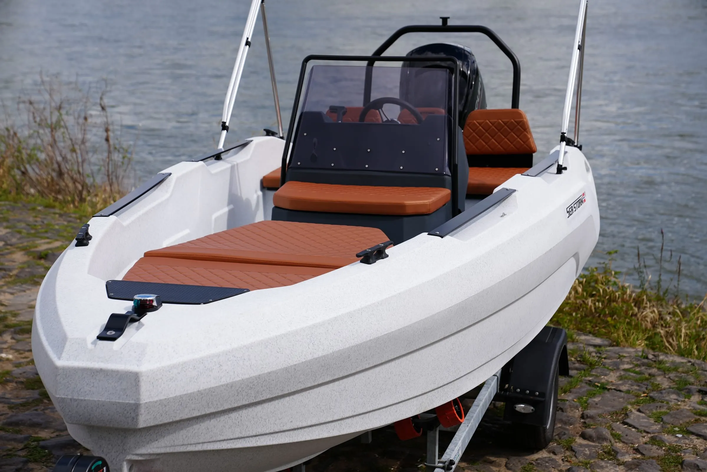 Bug eines doppelwandigen HDPE-Sportbootes der SeaStorm 17 aus Polyethylen