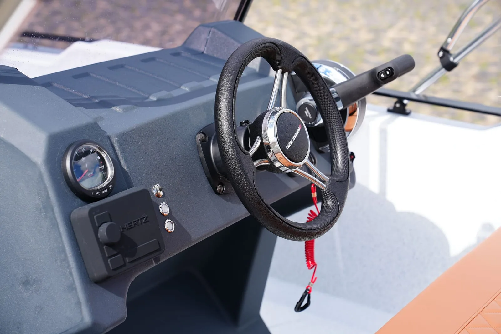 Konsole der SeaStorm 17 mit Sportlenkrad und Instrumenten