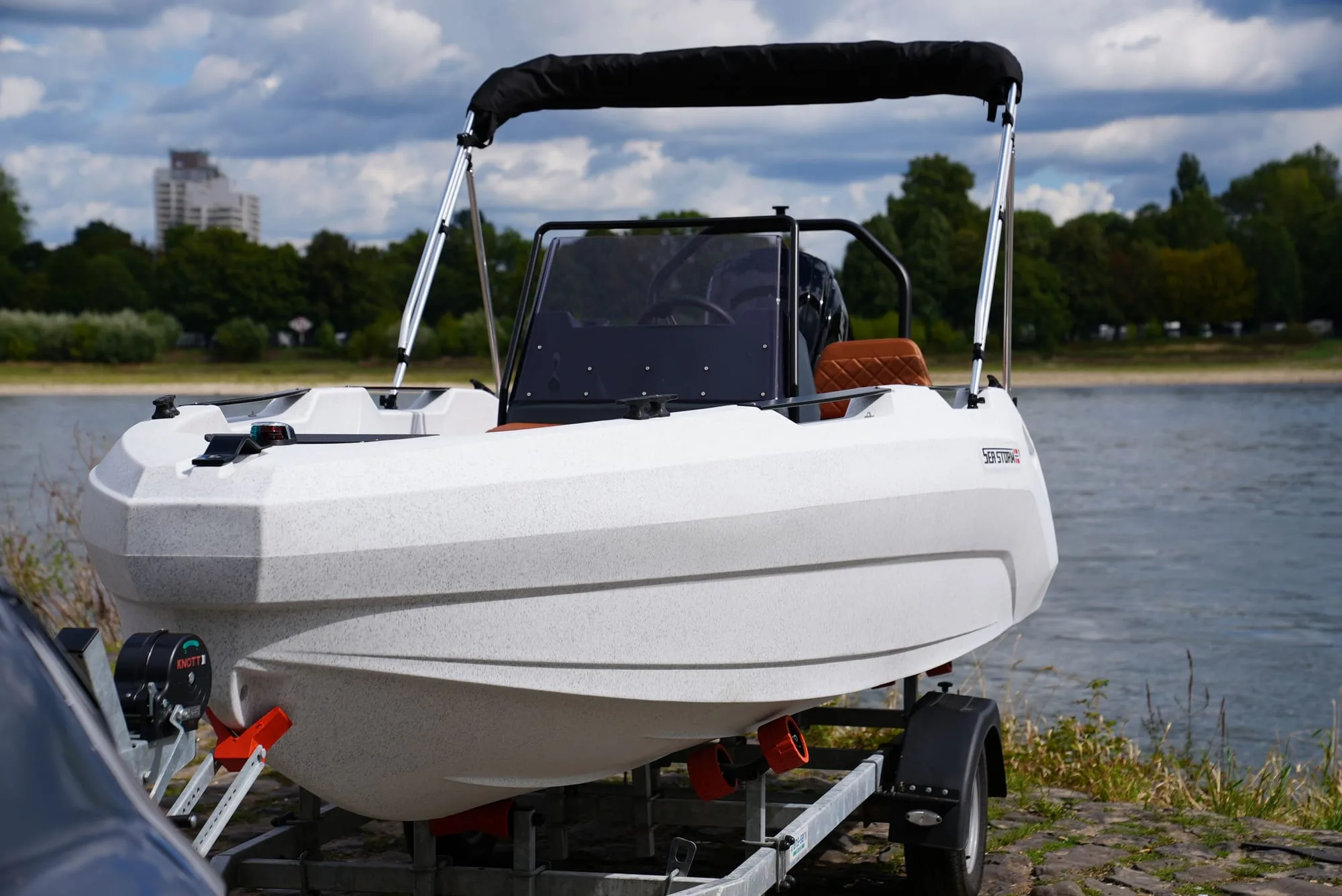 SeaStorm 17 von vorne mit Steuerstand und Bimini-Verdeck