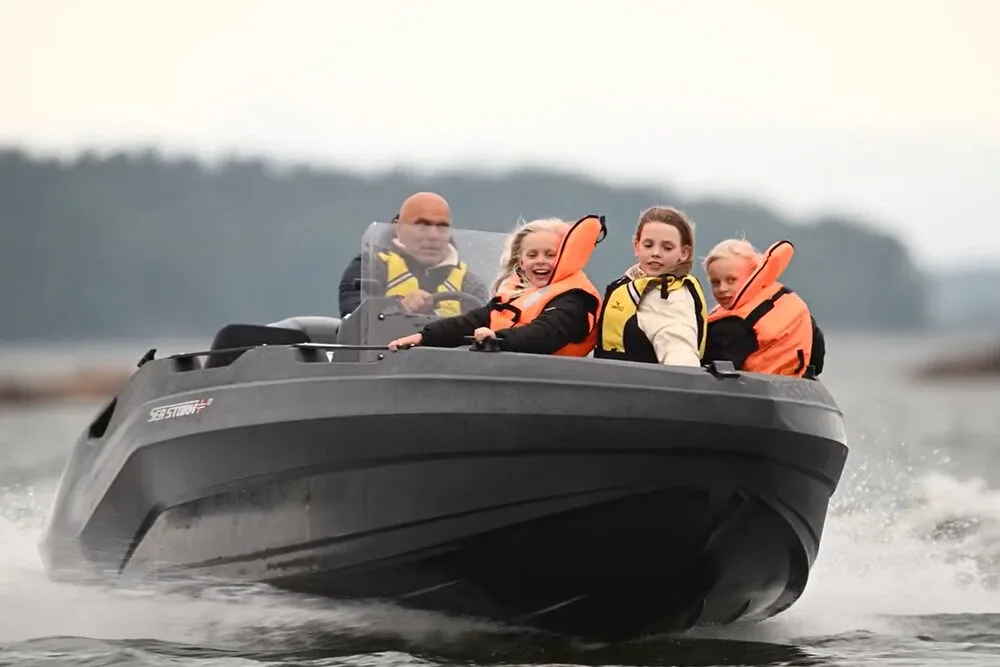 Fahrschule auf der SeaStorm 17 mit Schülern in Rettungswesten
